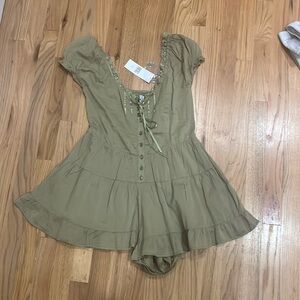 BDG Urban
Outfitters
Lilly Cotton
Prairie Romper